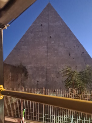 Rome, Night bus tour - Pyramid of Caius Cestius (Ostiense)