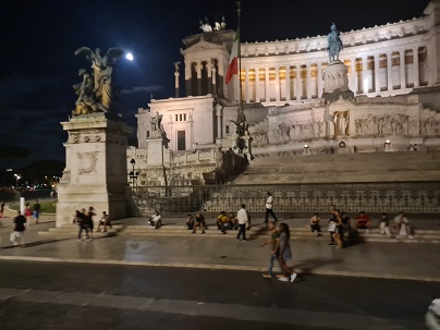 Rome, Night bus tour - Altar of the Fatherland, Grand marble, classical temple honoring Italy's first king & First World War soldiers.